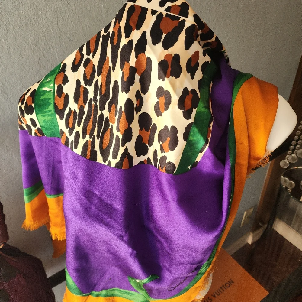 Silk Silk Baby~ Christian Dior Pop of Color!🐆 - Picture 6 of 8